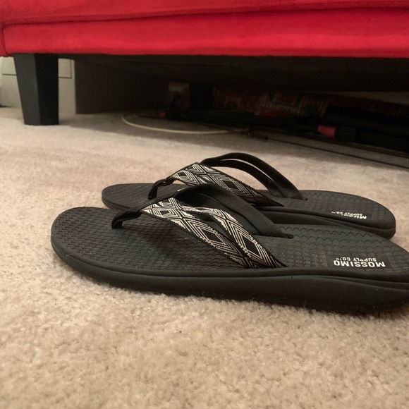Mossimo Flip Flops - Picture 2 of 3
